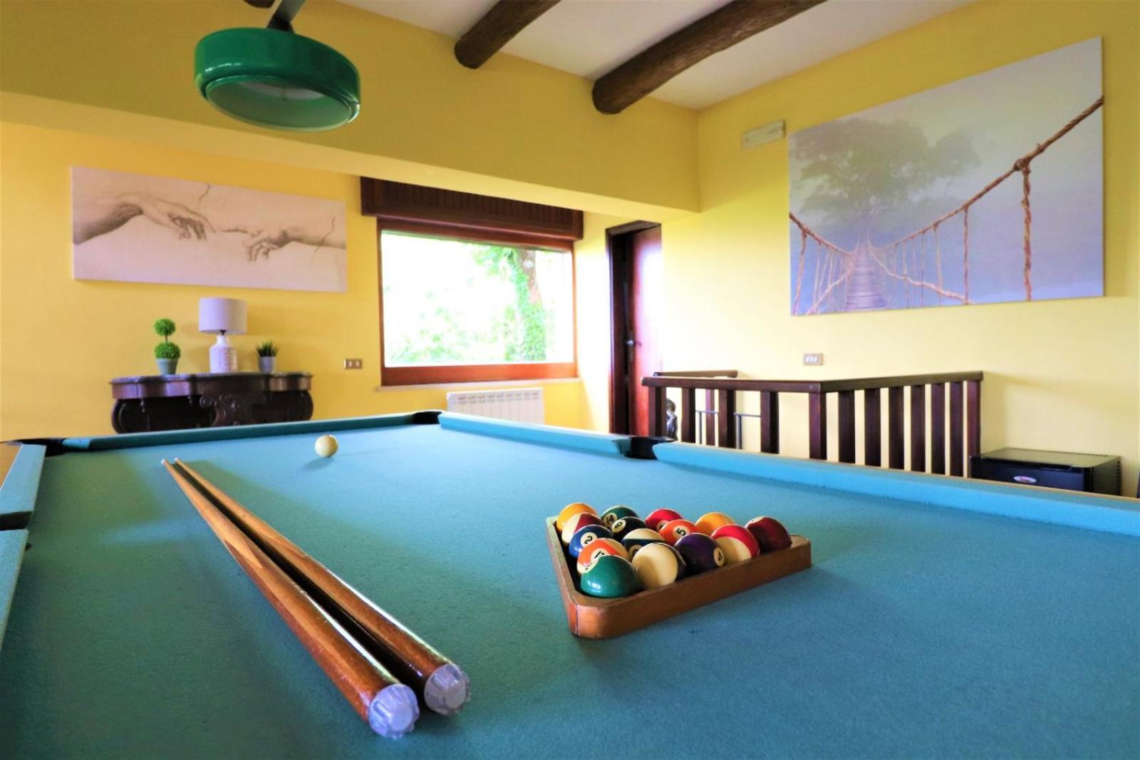 Privata Con Piscina E Biliardo