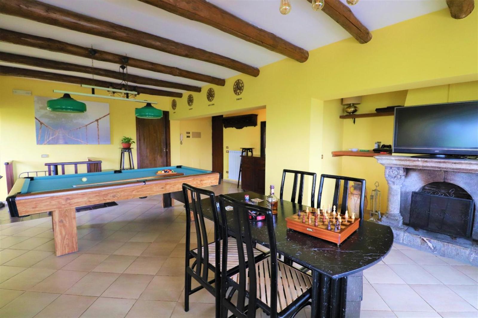 Privata Con Piscina E Biliardo