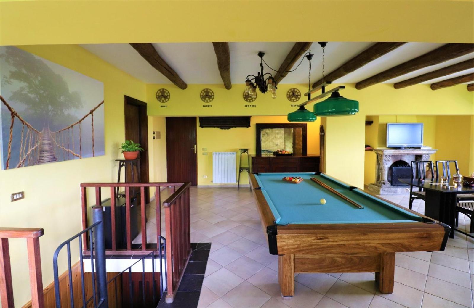 Privata Con Piscina E Biliardo